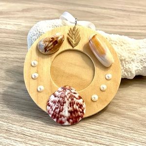 143. Beachy picture frame ornament